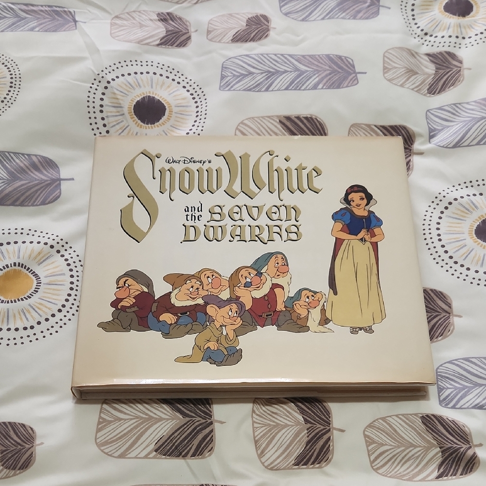 ***SALE 2 for $22*** Disney Snow White and the Seven Dwarfs Illustrated Cover - Picture 1 of 3